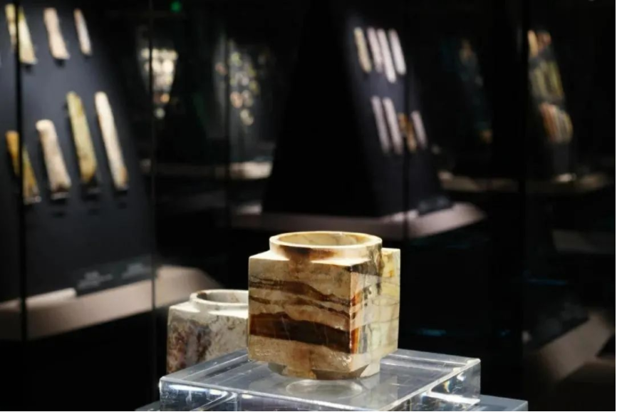 看到這張照片，你是不是以為玉琮在“裸展”？沒錯(cuò)，確實(shí)像。但它真的沒有裸展