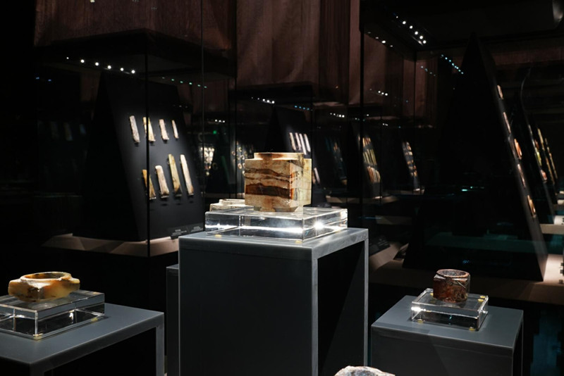 玉石展柜區(qū)，因?yàn)榈头床ＡУ募映?，更顯通透